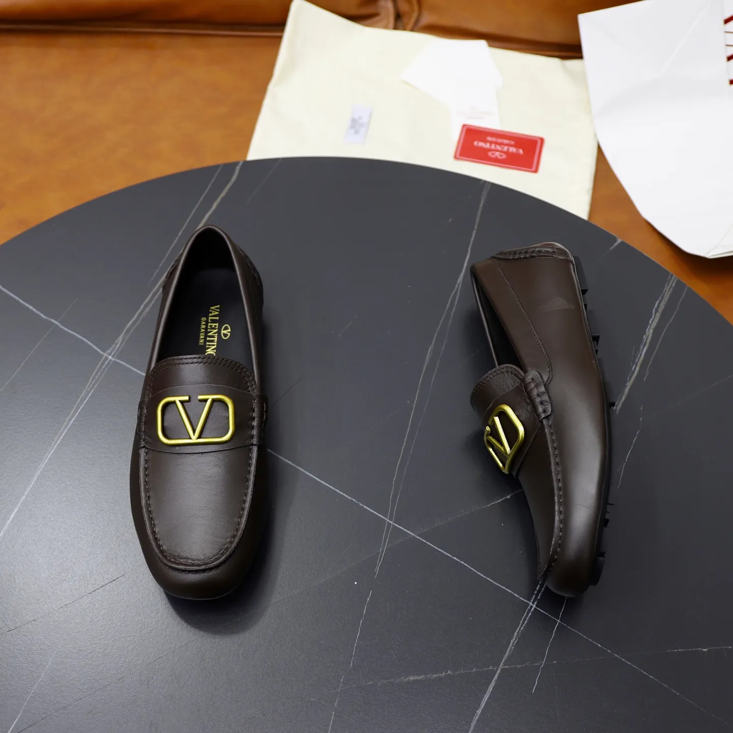 Men's shoes: 640💰VALENTINO, made of imported cowhide with imported water-dyed cow lining, iconic hardware and iconic wear-resistant outsole. 38-45 (customized at 45) VALENTINO packaging All orders enjoy the brand’s iconic product packaging